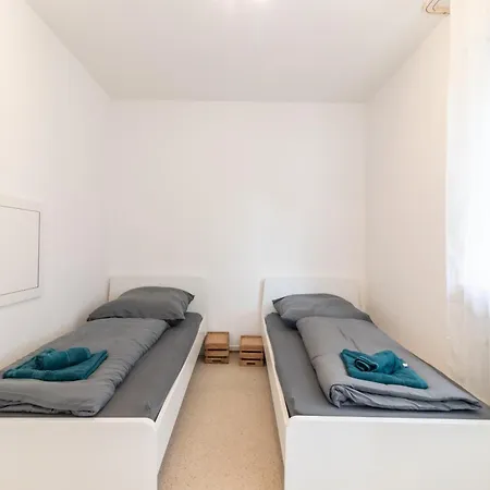 Monteurwohnung I 6 Personen I 3 Schlafzimmer Appartamento *
